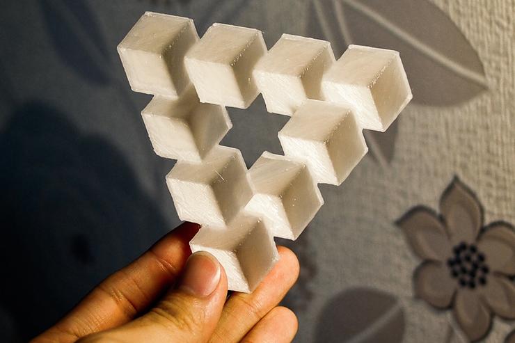 A refined 3D-modeled version of the Penrose Triangle optical illusion, by [[xref:http://www.thingiverse.com/chylld|Thingiverse user 'chylld']].
