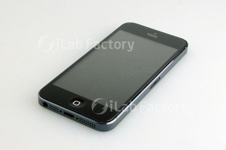 Another photograph of the proposed iPhone 5, assembled from leaked parts. (Credit: ilab.cc)