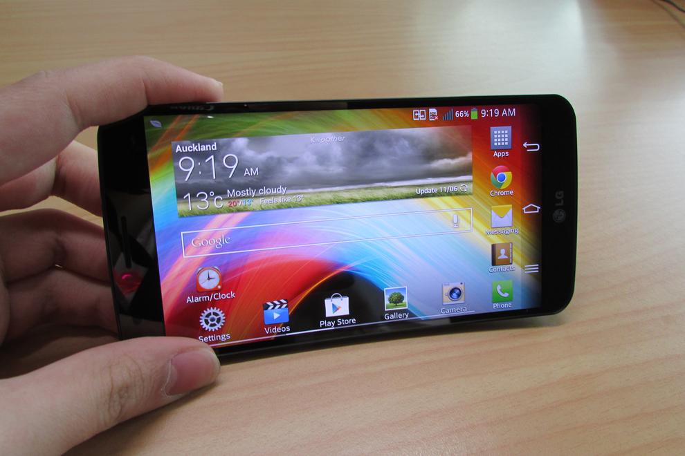 The LG G Flex's curved OLED display has a 1280x720-pixel resolution, somewhat low for the 6-inch screen size.