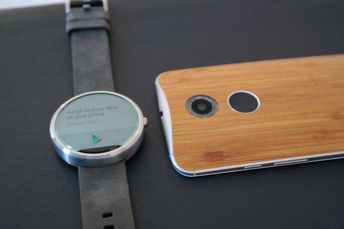 Motorola preinstalls six different watch-faces on the Moto 360.