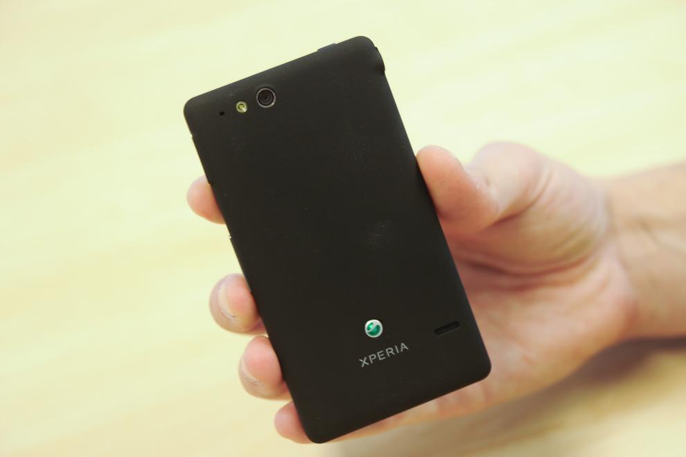 The Xperia go exhibits no creaks or rattles and feels like a solid block of plastic, even though the rear cover is removable.
