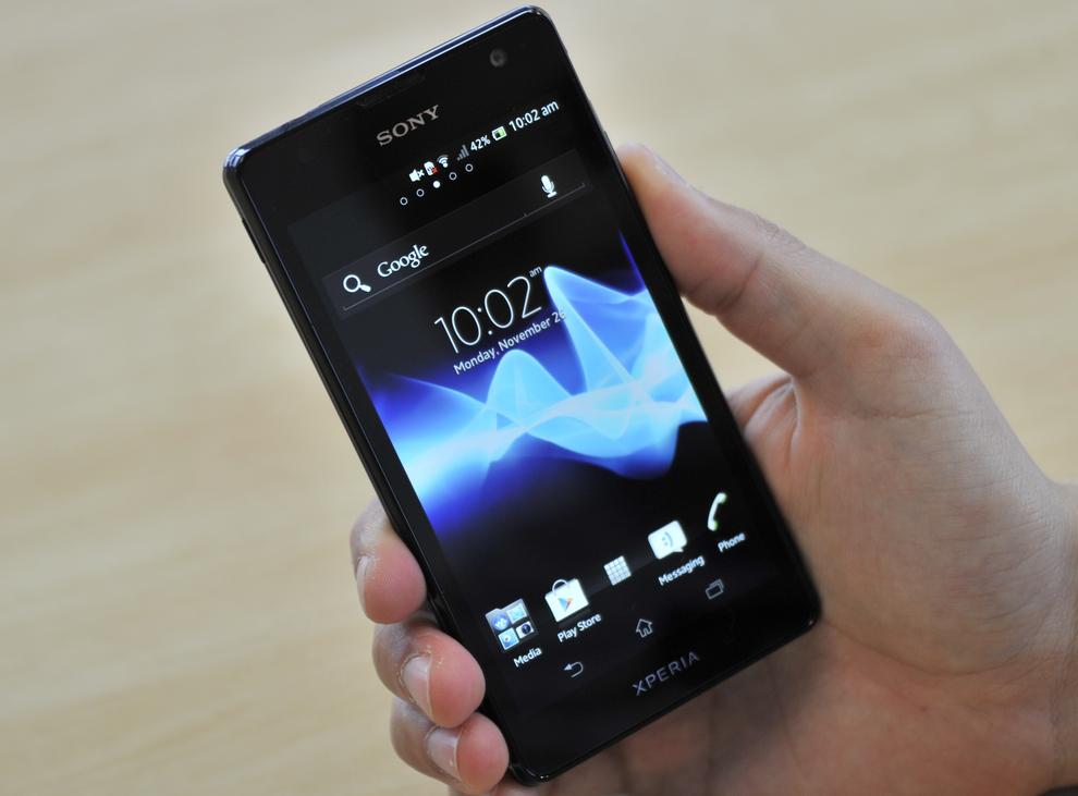 The arc-shape immediately sets the Xperia TX apart and also makes it comfortable and easy to hold.