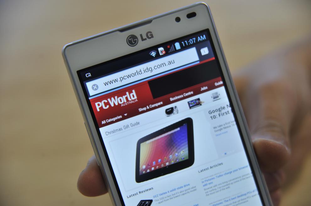 The Optimus L9's screen has very poor poorest sunlight legibility we've ever encountered.