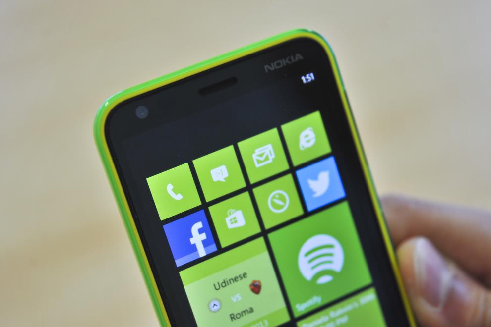 The Nokia Lumia 620 has a 3.8in, TFT touchscreen with a respectable resolution of 800x480.