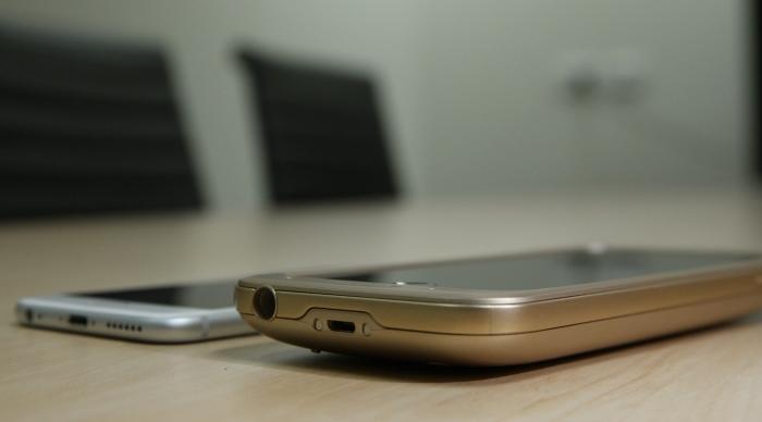 Thickness comparison with a naked iPhone 6.